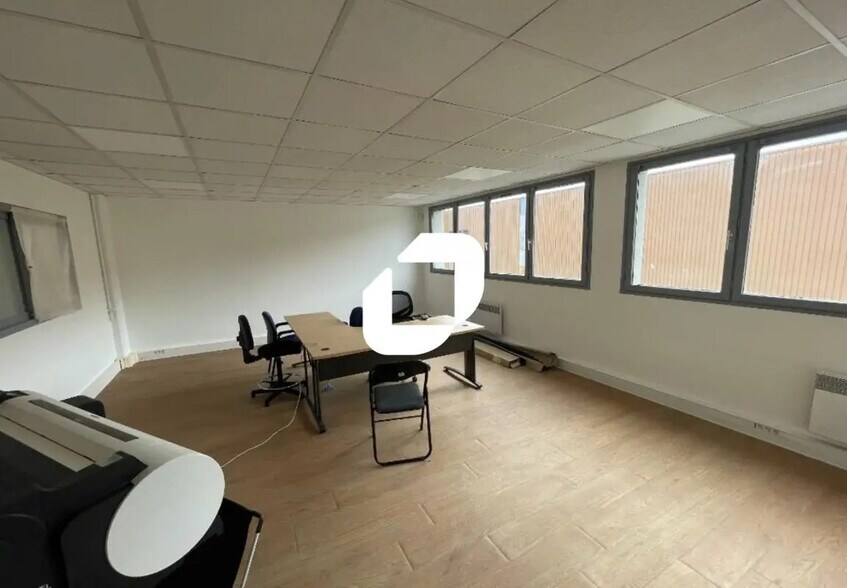 Local d’activités dans Émerainville à louer - Photo de l’immeuble – Image 3 sur 5