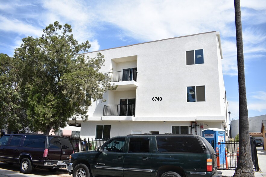 6740 Brynhurst Ave, Los Angeles, CA à vendre - Photo de l’immeuble – Image 3 sur 25