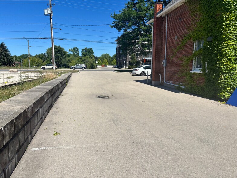 444 Plains Rd E, Burlington, ON à vendre - Photo de l’immeuble – Image 3 sur 9