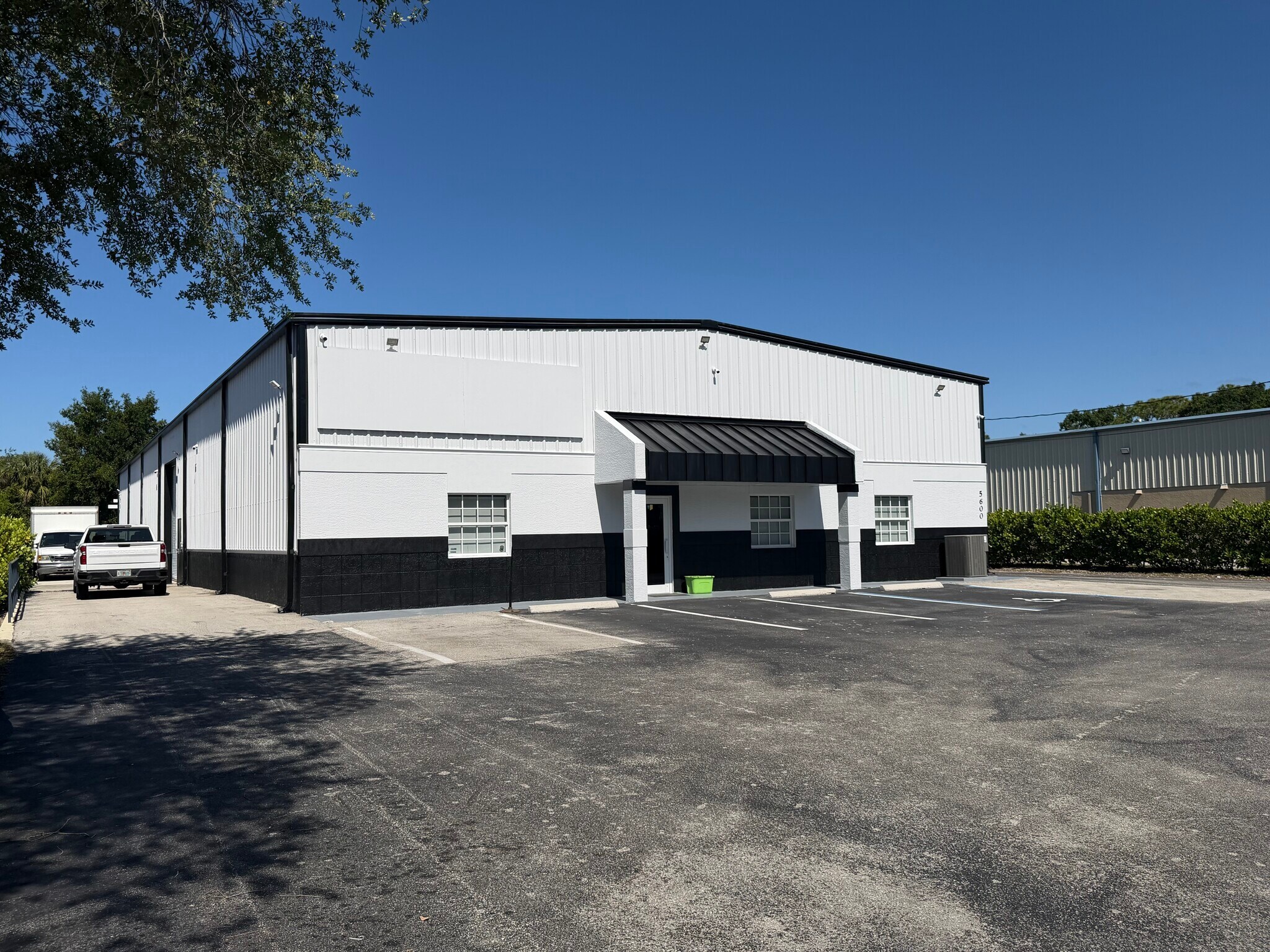 5600 Zip Dr, Fort Myers, FL à louer Photo principale– Image 1 sur 24