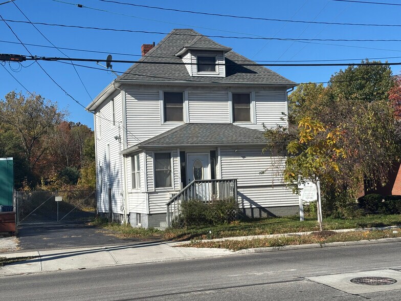 988 E 185th St, Cleveland, OH à vendre - Photo de l’immeuble – Image 2 sur 30