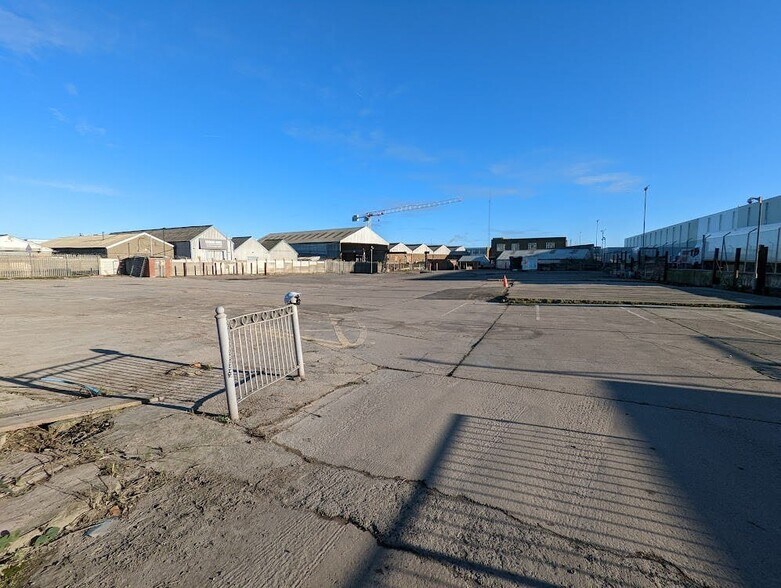 Riverside Rd, Londres à louer - Photo de l’immeuble – Image 2 sur 3