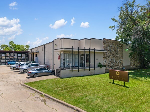 9210 King Arthur Dr, Dallas, TX à louer - Photo de l’immeuble – Image 2 sur 13