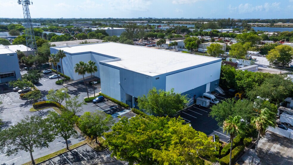 1250 S Powerline Rd, Deerfield Beach, FL à louer - Photo de l’immeuble – Image 2 sur 7