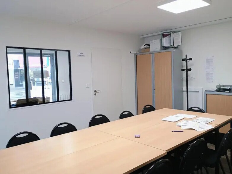 Bureau dans Saint-Étienne-du-Bois à louer - Photo intérieure – Image 3 sur 5