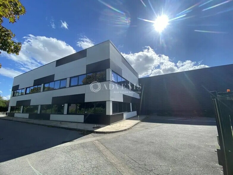 Local d’activités dans Montigny-le-Bretonneux à louer - Photo de l’immeuble – Image 1 sur 9