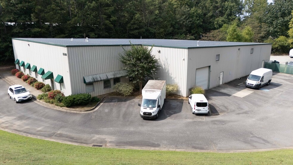 8260 Industrial Pl, Alpharetta, GA à louer - Photo principale – Image 1 sur 1