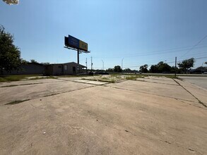 1002 College St, Bastrop, TX à louer Photo de l’immeuble– Image 1 sur 15