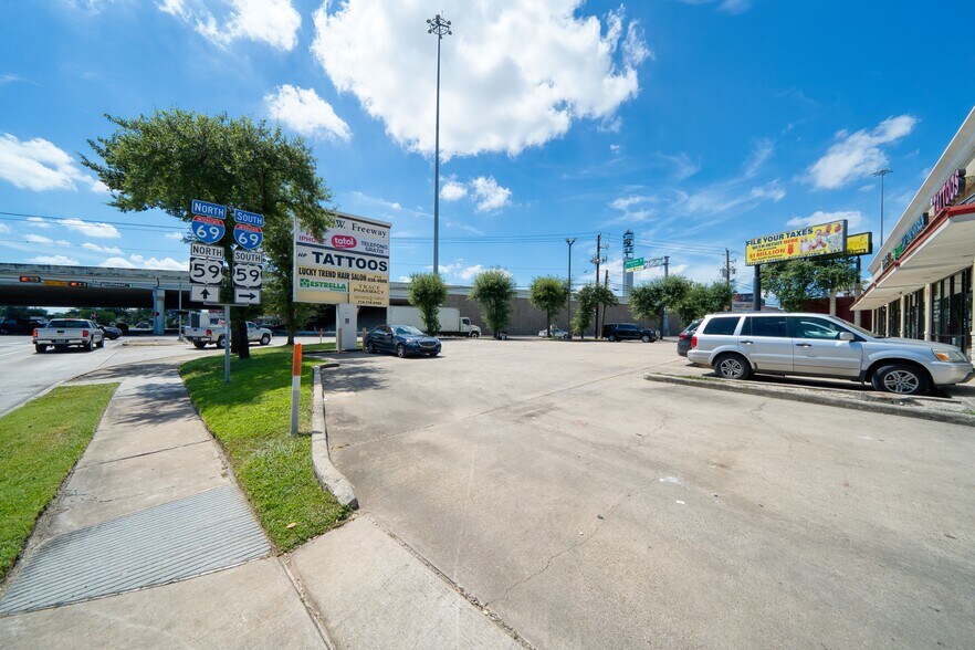 8104 Southwest Fwy, Houston, TX à louer - Photo de l’immeuble – Image 3 sur 3