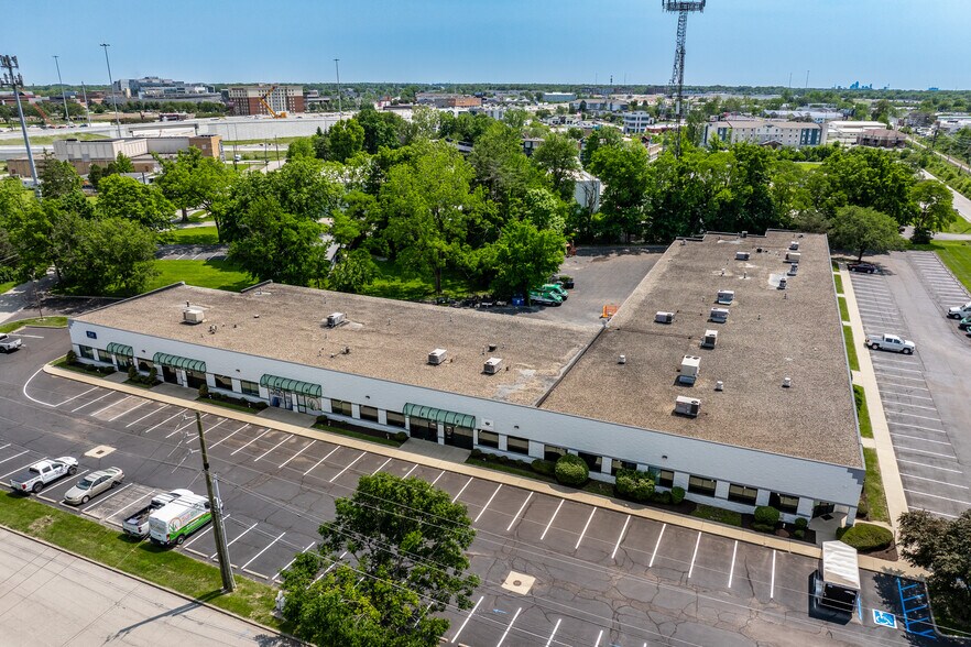 8444 Castlewood Dr, Indianapolis, IN à louer - Photo de l’immeuble – Image 1 sur 5