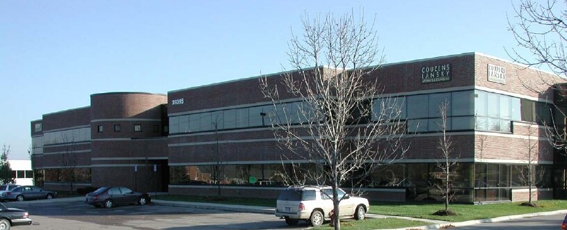 39395 W 12 Mile Rd, Farmington Hills, MI à louer Photo de l’immeuble– Image 1 sur 8