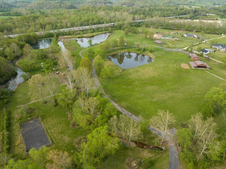 660 Fox Fire Rd, Milton, WV à vendre - Aérien – Image 1 sur 32