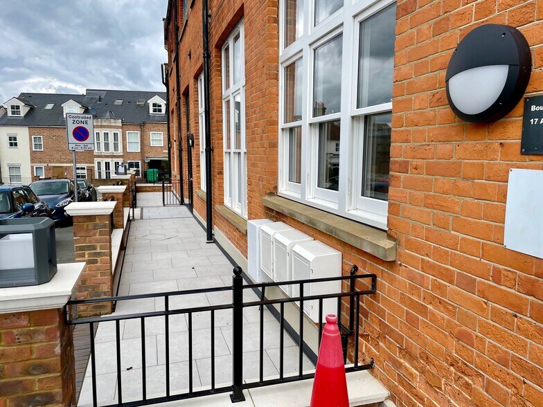 Lesbourne Rd, Reigate à louer - Photo de l’immeuble – Image 3 sur 5