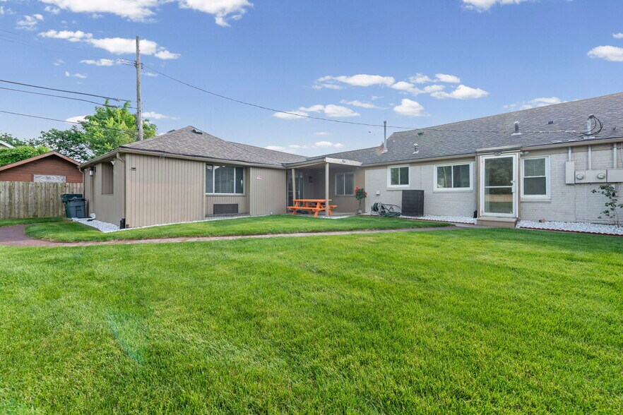 3236 Rochester Rd, Troy, MI à louer - Photo de l’immeuble – Image 3 sur 13