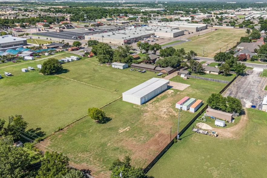 124 S Nolan River Rd, Cleburne, TX à louer - Photo de l’immeuble – Image 3 sur 25