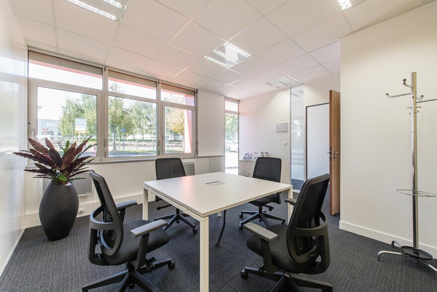 1 Rue Du Commandant Mouchotte, Paray-Vieille-Poste à louer - Photo de l’immeuble – Image 1 sur 22