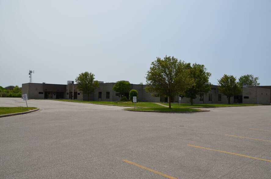 875 Foster Av, Windsor, ON à louer - Photo de l’immeuble – Image 3 sur 11