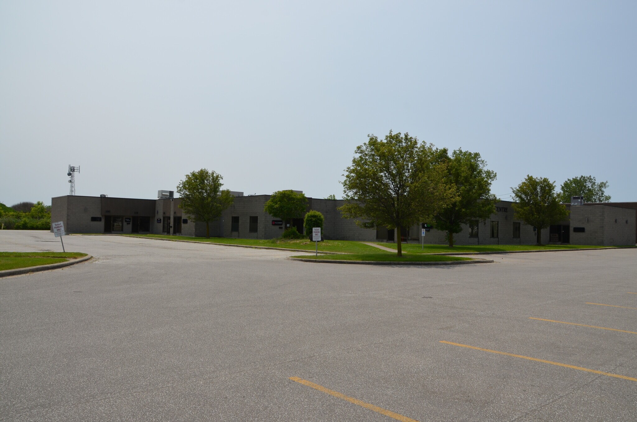 875 Foster Av, Windsor, ON à louer Photo de l’immeuble– Image 1 sur 4