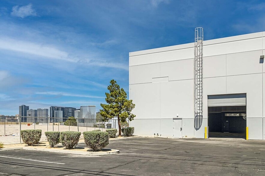 5165 Rousso Rd, Las Vegas, NV à louer - Photo de l’immeuble – Image 3 sur 26