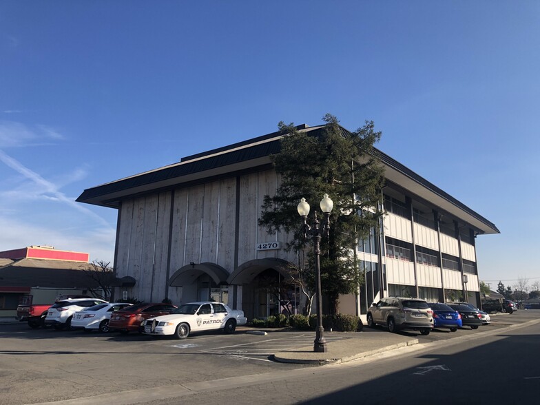 4270 N Blackstone Ave, Fresno, CA à louer - Photo de l’immeuble – Image 1 sur 11