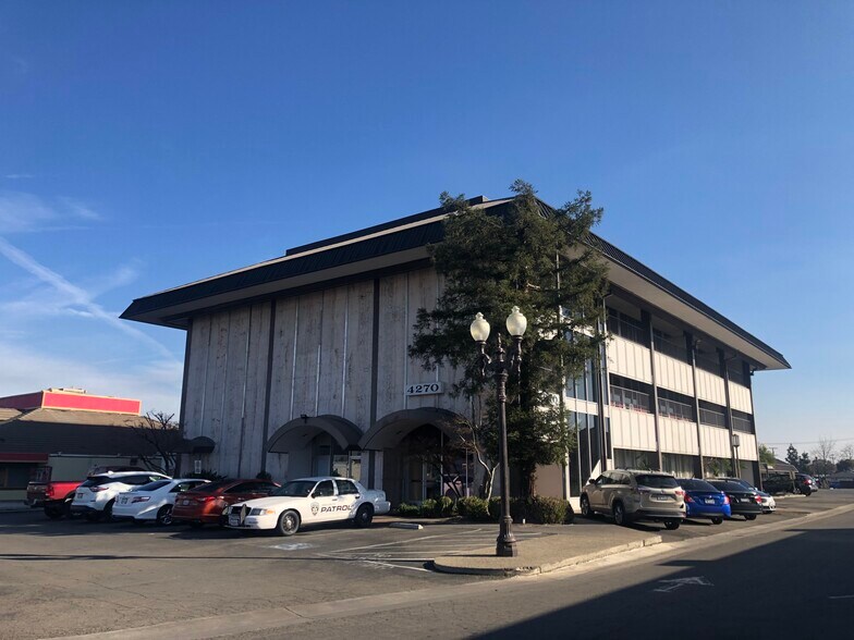 4274 N Blackstone Ave, Fresno, CA à louer - Photo de l’immeuble – Image 1 sur 11