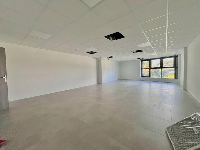 Bureau dans Villeneuve-Loubet à louer - Photo de l’immeuble – Image 1 sur 4