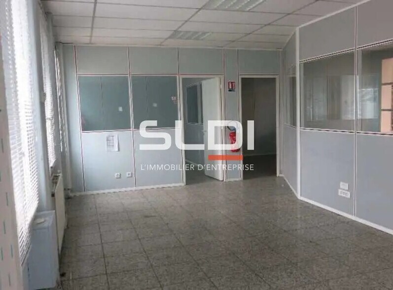 Local d’activités dans Vénissieux à louer - Photo intérieure – Image 3 sur 10