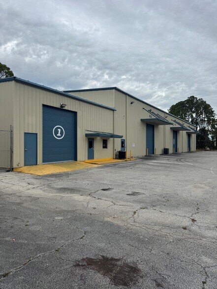 1640 Mason Ave, Daytona Beach, FL à louer - Photo principale – Image 1 sur 7