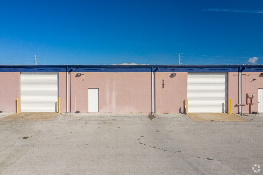 3350 Hanson St, Fort Myers, FL à louer - Photo de l’immeuble – Image 2 sur 4