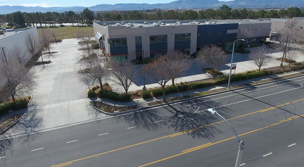 200 E Avenue K-8, Lancaster, CA à louer - Photo de l’immeuble – Image 3 sur 12