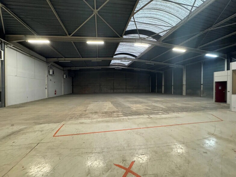 Industriel/Logistique dans Saint-Martin-sur-le-Pré à louer - Photo de l’immeuble – Image 1 sur 5