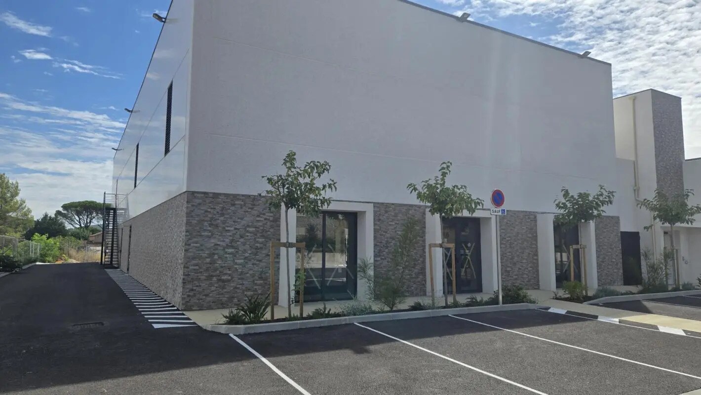 Local commercial dans Cuers à louer Photo de l’immeuble– Image 1 sur 6