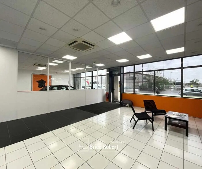 Local commercial dans Décines-Charpieu à louer - Hall d’entrée – Image 1 sur 15