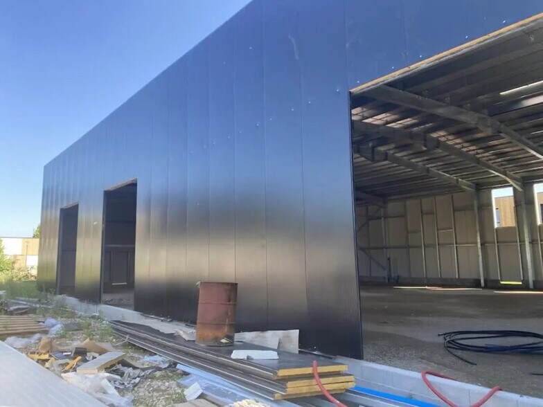 Local d’activités dans Le Petit-Quevilly à louer - Photo de l’immeuble – Image 3 sur 3