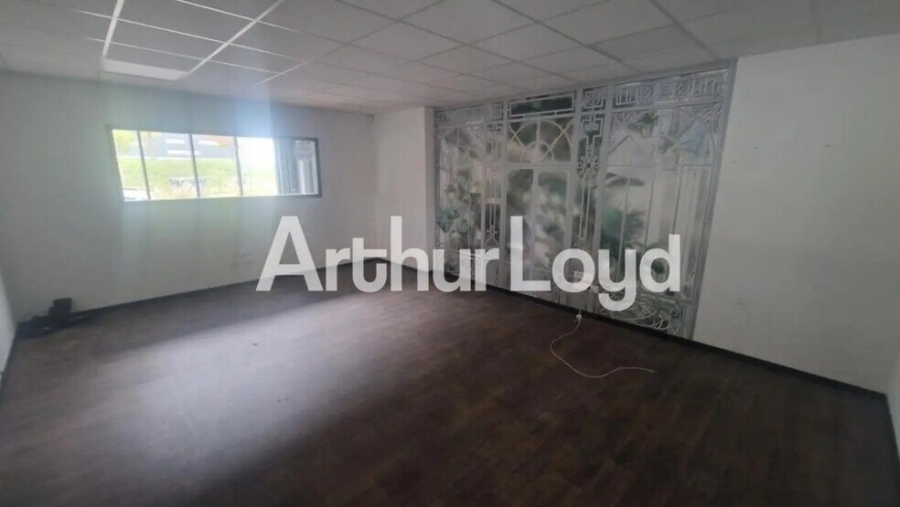 Local d'activités dans Cormelles-le-Royal à vendre - Photo intérieure – Image 3 sur 4