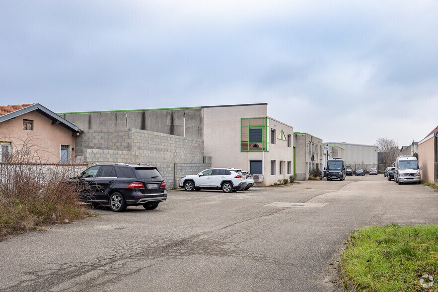 Local d’activités dans Décines-Charpieu à louer - Photo principale – Image 1 sur 2
