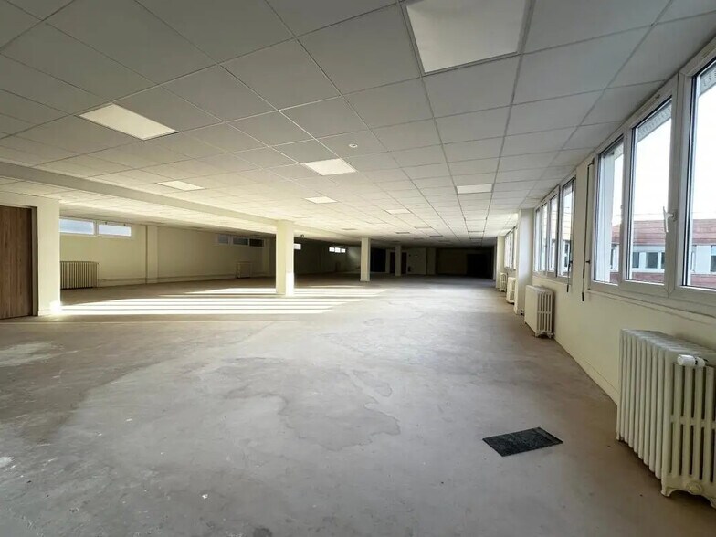 Local d’activités dans Saint-Denis à louer - Photo de l’immeuble – Image 1 sur 9