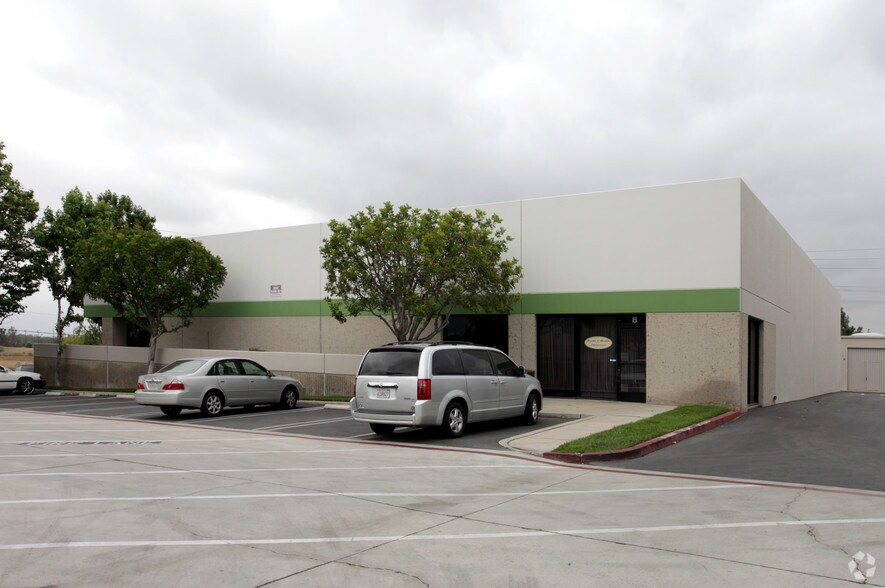 501-595 N Smith Ave, Corona, CA à louer - Photo de l’immeuble – Image 1 sur 9