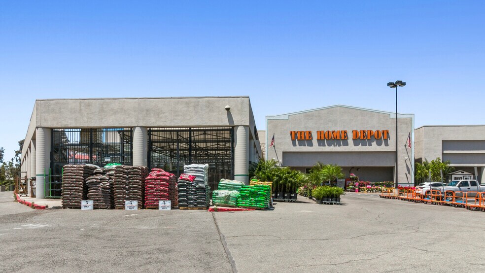 490 N McKinley St, Corona, CA à vendre - Photo de l’immeuble – Image 3 sur 11