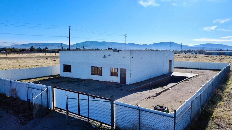 38821 30th St E, Palmdale, CA à vendre - Photo de l’immeuble – Image 1 sur 9