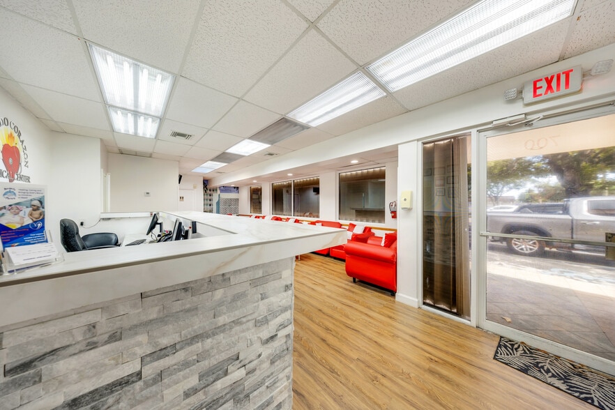 700 E 1st Ave, Hialeah, FL à louer - Photo de l’immeuble – Image 2 sur 26