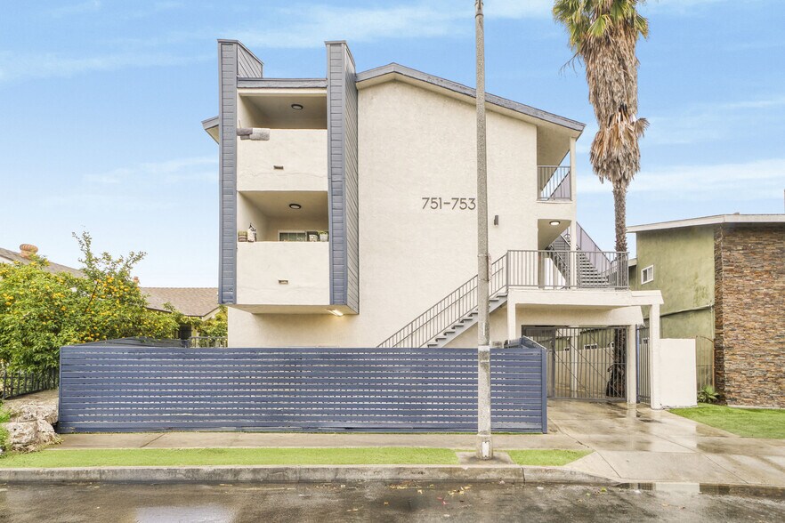753 Cerritos Ave, Long Beach, CA à vendre - Photo de l’immeuble – Image 2 sur 15