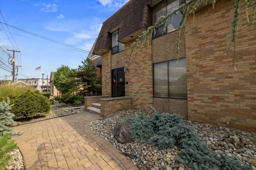 24 Wyckoff Ave, Waldwick, NJ à vendre - Photo de l’immeuble – Image 3 sur 42