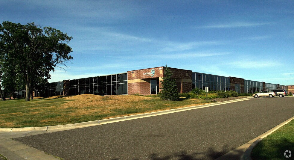 2300 Berkshire Ln N, Plymouth, MN à louer - Photo de l’immeuble – Image 2 sur 11