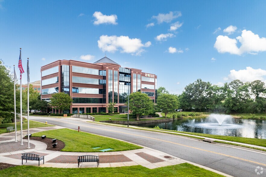 272 Bendix Rd, Virginia Beach, VA à louer - Photo de l’immeuble – Image 1 sur 29