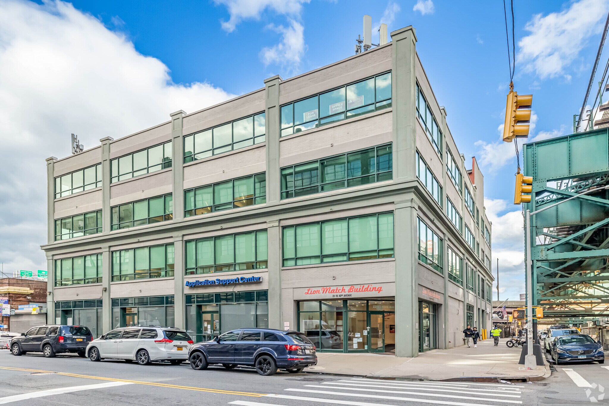 22-15 43rd Ave, Long Island City, NY à louer Photo principale– Image 1 sur 6