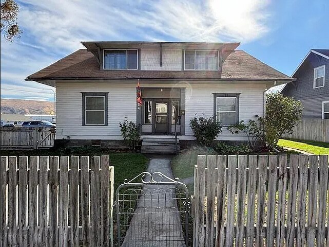 124 E Orchard Ave, Selah, WA à louer - Photo de l’immeuble – Image 1 sur 1