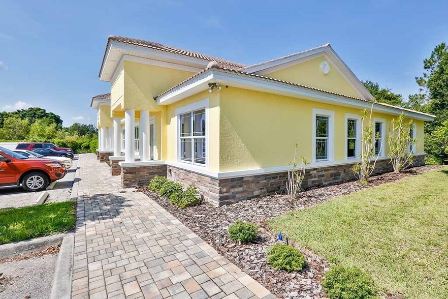 920 Cypress Village Blvd, Ruskin, FL à louer - Photo de l’immeuble – Image 3 sur 14