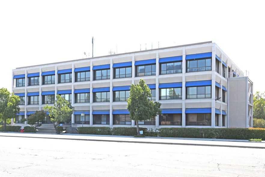1071 W Shaw Ave, Fresno, CA à louer - Photo de l’immeuble – Image 3 sur 3