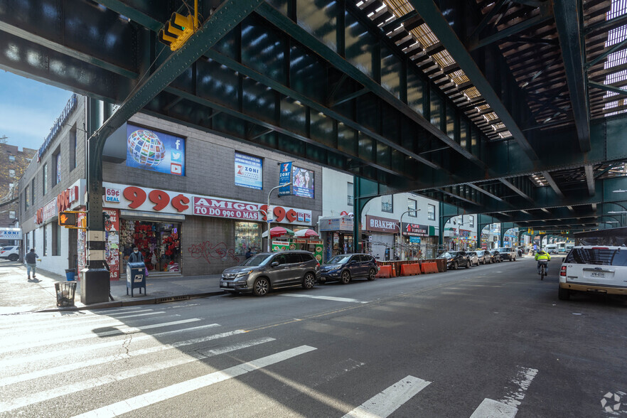 78-02-78-14 Roosevelt Ave, Jackson Heights, NY à louer - Photo de l’immeuble – Image 2 sur 10